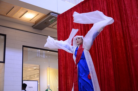 Annual Korean performance at Galleria Houston, Asia Society Texas Center